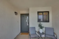 < 2 Mi to London Bridge: Chic Condo w/ Pool Access - 3-Star