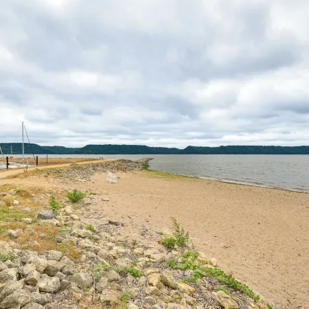 Steps to Marina & Beach: Couples Cottage in Pepin