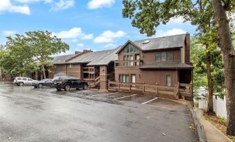 Spacious Pet-friendly Lakeview Condo w/ Boat Slip & Pools