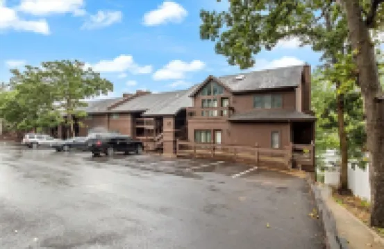 Spacious Pet-friendly Lakeview Condo w/ Boat Slip & Pools
