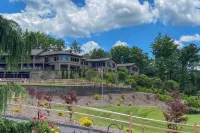 Beautiful Connestee Falls Home w/ Porch in Brevard - parking