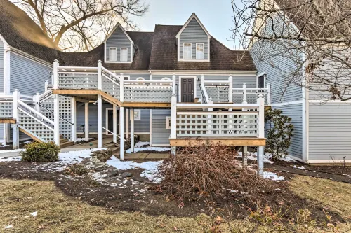 Lovely Norwich Villa, on Golf Course w/ Amenities! - Parkplatz