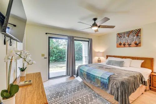 'Almond Grove Cottage' w/ Patio: Walk to Beach! - Badekar