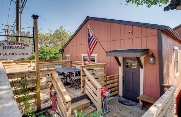 步行至C街和酒館！弗吉尼亞城度假屋