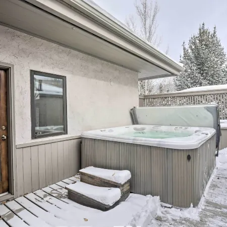 Townhome ~ 4 Mi to Beaver Creek & 8 Mi to Vail!
