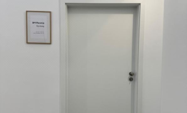 Moderne Stadt Zimmer mit eigenem Bad