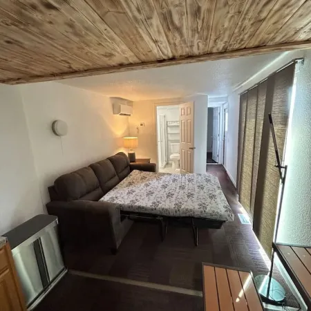 Private House. 1 Bed 1 Bath Full Kitchen. Remote Location Very Private