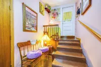 Walk to Dtwn Marie Antoinette-Themed Lebanon Home - Parkplatz