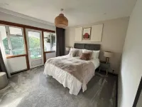 5 Bed Lake House - Sleeps 10 - Nature Reserve Hotels in Devizes