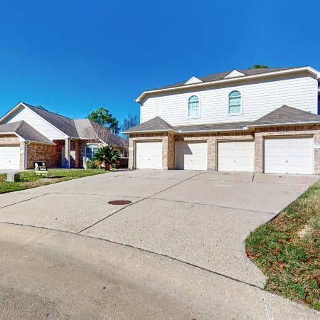 3 Mi to Downtown Conroe: Updated Townhome w/ Yard