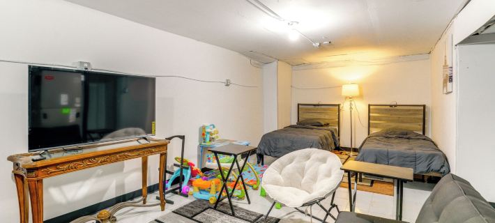 8 Mi to Detroit Zoo: Game Room, Fire Pit & Grill Hotéis em Warren