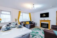 Large Modern 5-Bed House Hotels in Bolton