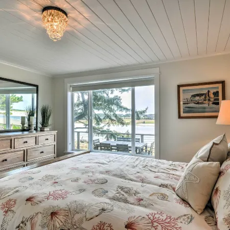 Waterfront Seaside Beach Home w/ Views & Hot Tub!