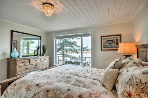 Waterfront Seaside Beach Home w/ Views & Hot Tub! - de playa