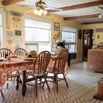 Admiral Peary Inn