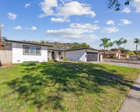 ที่พักส่วนตัวให้เช่าสไตล์โมเดิร์นที่ให้ความผ่อนคลายพร้อมสระว่ายน้ำส่วนตัว 4 ห้องนอน โดย RedAwning โรงแรมในอาซูซ่า