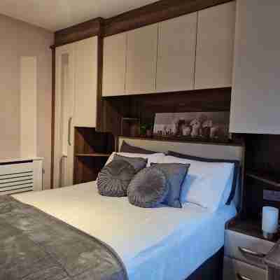 3 bed house, sleeps 5, near airport and town, outside parking free Rooms
