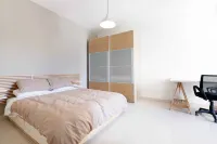 Modern 3BD Apartment with Wide Balcony - balcony