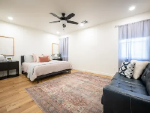 NEW BUILD Spacious 4-bedroom house with great location- sleeps 10 撒切酒店