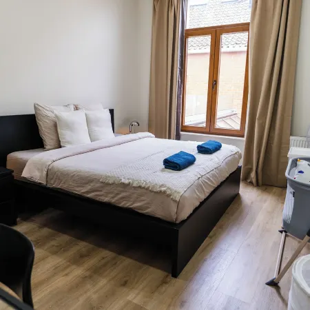 Modern 3BR Apt for 6 with Patio Ghent