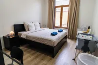 Modern 3BR Apt for 6 with Patio Ghent - Condos