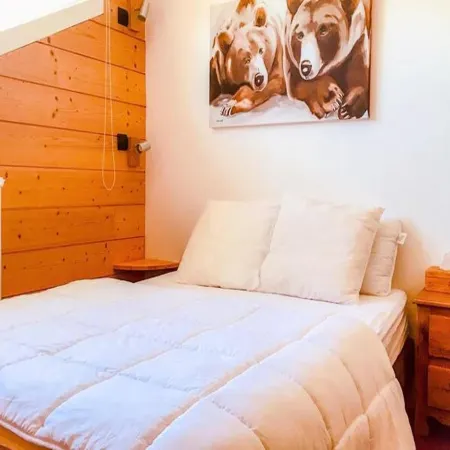 4 Rooms for 10 People