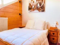 4 Rooms for 10 People