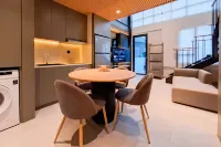 Industrial Modern 1BR Loft at Apartment Collins Boulevard By Travelio