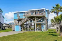 1 Block to Surfside Beach: Home w/ Deck! - Wifi