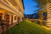 Beholden Stay & Cafe - Mountain View Boutique Stay in Old Manali