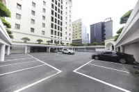 Pinegrove Hotel - parking