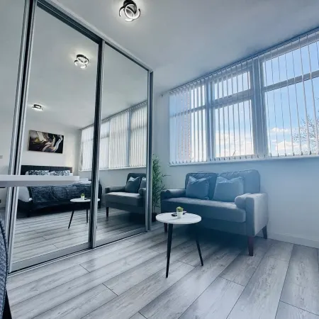 Home Studio Free Parking Prime Location