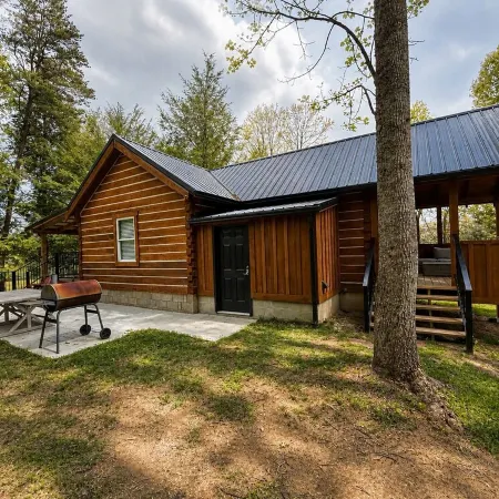 Charming Cabin. Located between New River Gorge and Summersville Lake