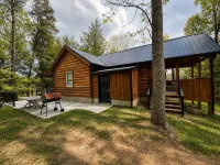 Charming Cabin. Located between New River Gorge and Summersville Lake
