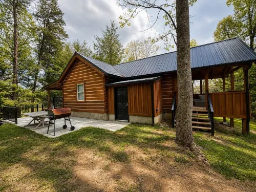 Charming Cabin. Located between New River Gorge and Summersville Lake