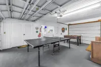 Rainbow River Mid-Century Estate Sleeps 20+ People and Guarantees Unlimited Fun!