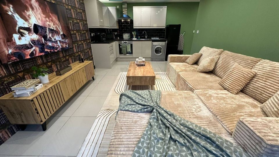 Stylish 2 Bed Flat Parking Sutton Coldfield