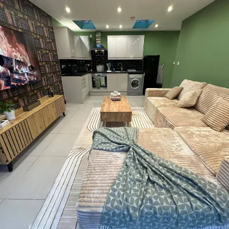 Stylish 2 Bed Flat Parking Sutton Coldfield