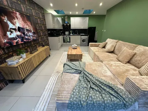 Stylish 2 Bed Flat Parking Sutton Coldfield - Boutique