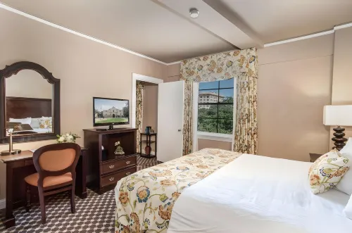 Menger Hotel - parking