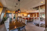Endless Vistas 4BR With Stunning Views and Close Proximity to Town