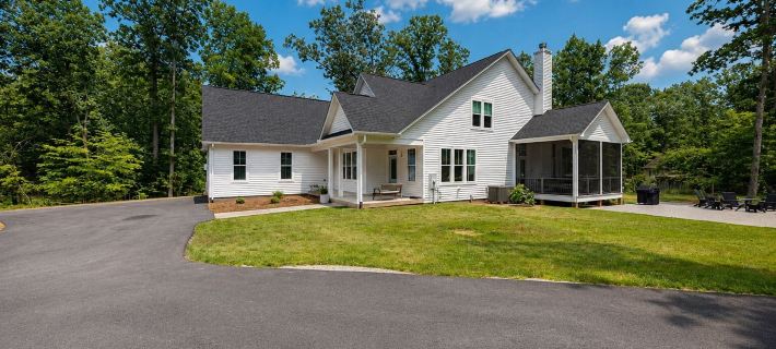 Spacious Lake House Retreat With Game Room, Theater Room, Fire pit and Boat Slip Hotels in Louisa County