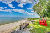 Private Shoreline & Green Bay Views! Family Home -  Privatzimmer