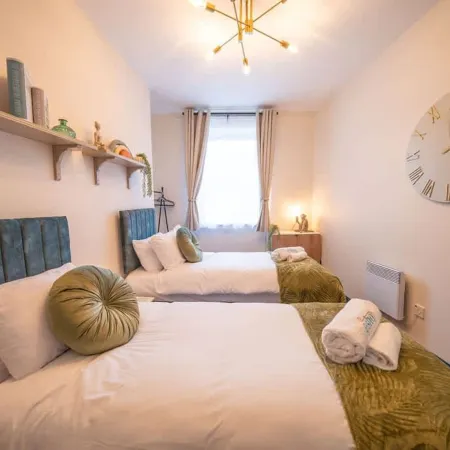 2 Bed Refurbished apartment/ Parking/ Pet Friendly