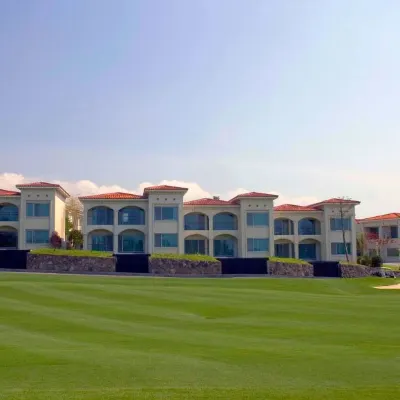 crown country club and village Отели рядом с достопримечательностью «Парк Тольхарбан»