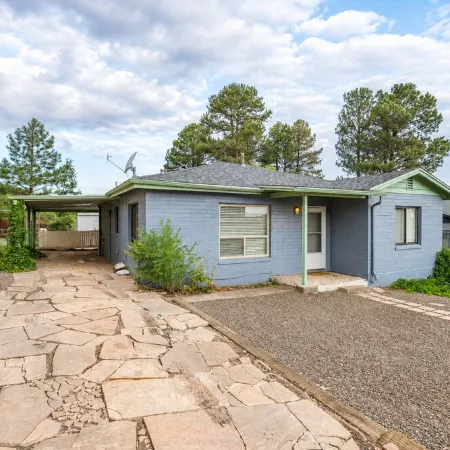 Route 66 Bodacious Bungalow w/AC, Fully Fenced Yard, W/D, 4 Smart TVs, Fast WiFi
