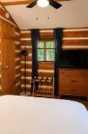 Creekside Vibes - 1 Bedroom Cozy Cabin w/ Outdoor Fire Pit + Pet Friendly! - 샬레 호텔