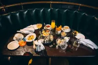 Graduate by Hilton Evanston - breakfast