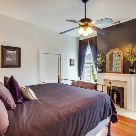 1 Mi to Scad! Historic Savannah Haven w/ Patio