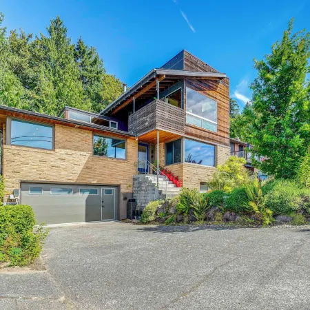 Sweeping Sound Views - Park Setting - Near Alki